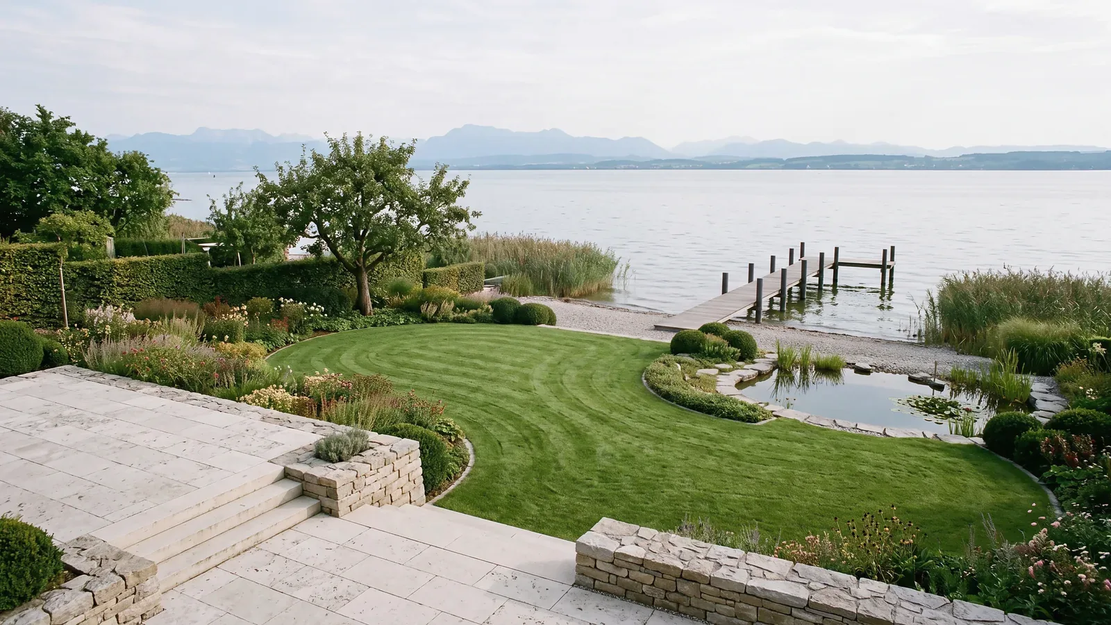 Derselbe Garten fertig: Terrasse, Rasen bis ans Ufer, Schwimmteich, Staudenbeete und der Steg am Bodensee