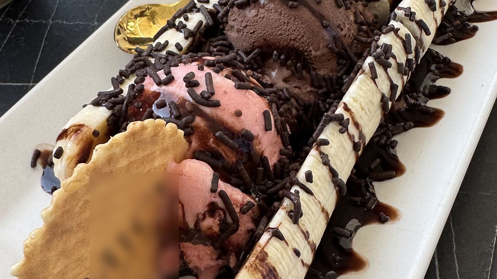 Bananensplit mit Schokoladensoße und Mustermann-Waffel