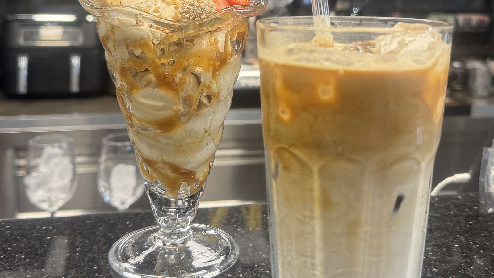 Karamell-Eisbecher und Eiskaffee an der Theke