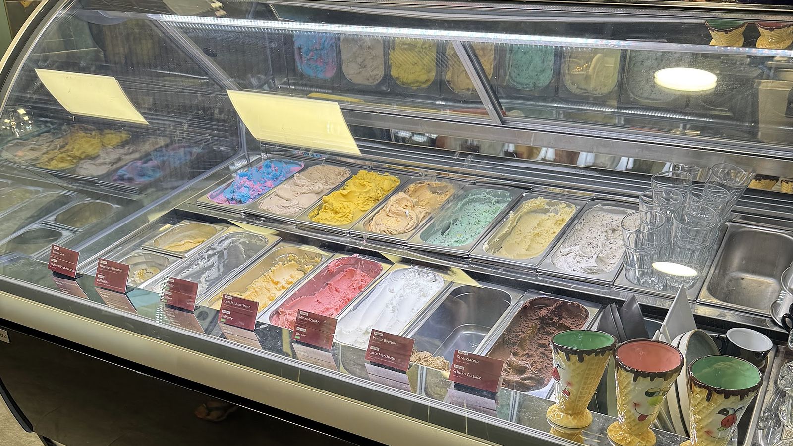 Eistheke mit rund zwei Dutzend Sorten