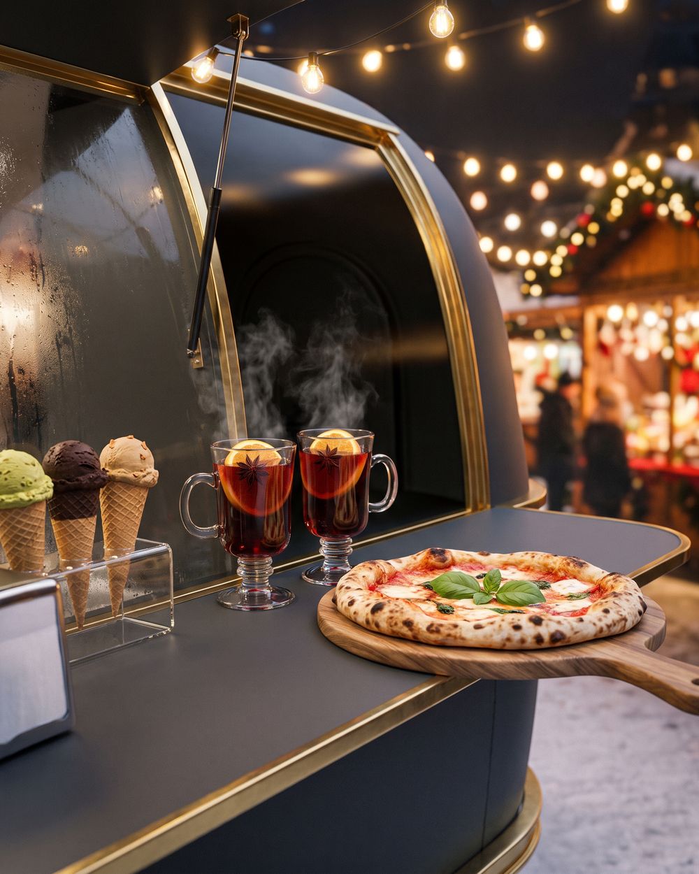 Verkaufswagen am Winterabend mit Pizza und dampfendem Glühwein auf der Theke