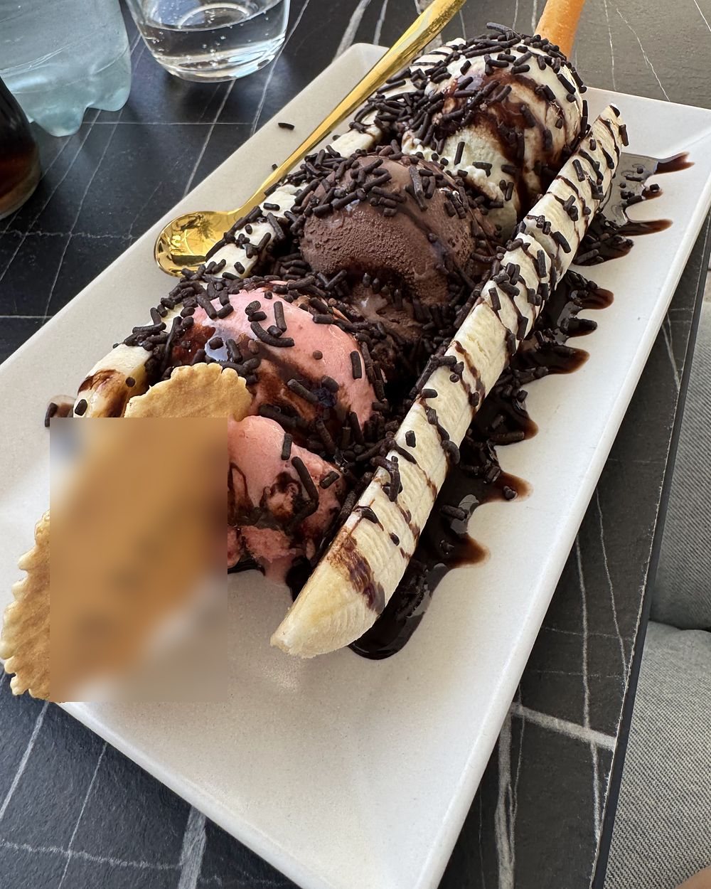 Bananensplit mit Schokoladensoße und Schokostreuseln