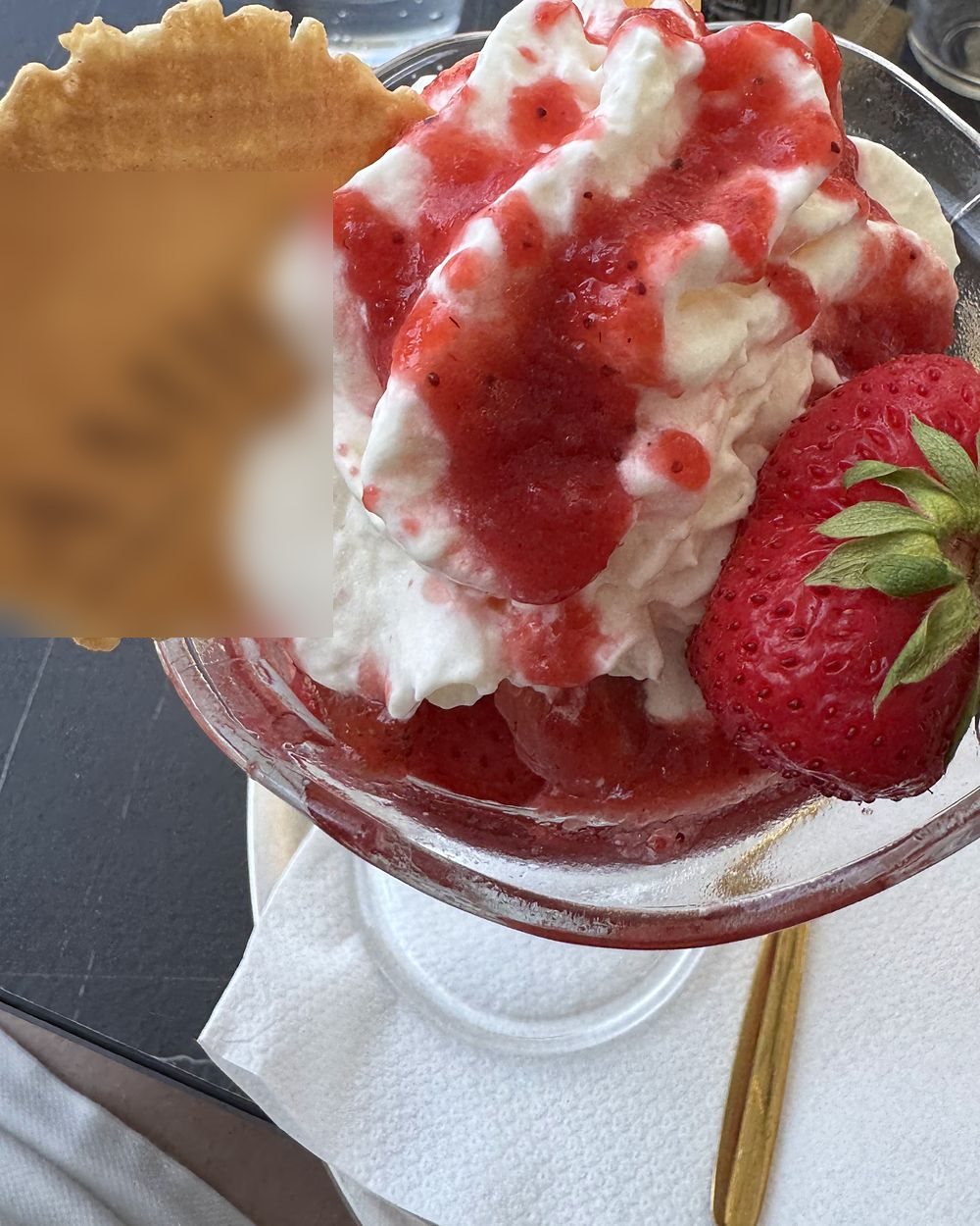 Erdbeerbecher mit Sahne, Erdbeersoße und frischen Erdbeeren