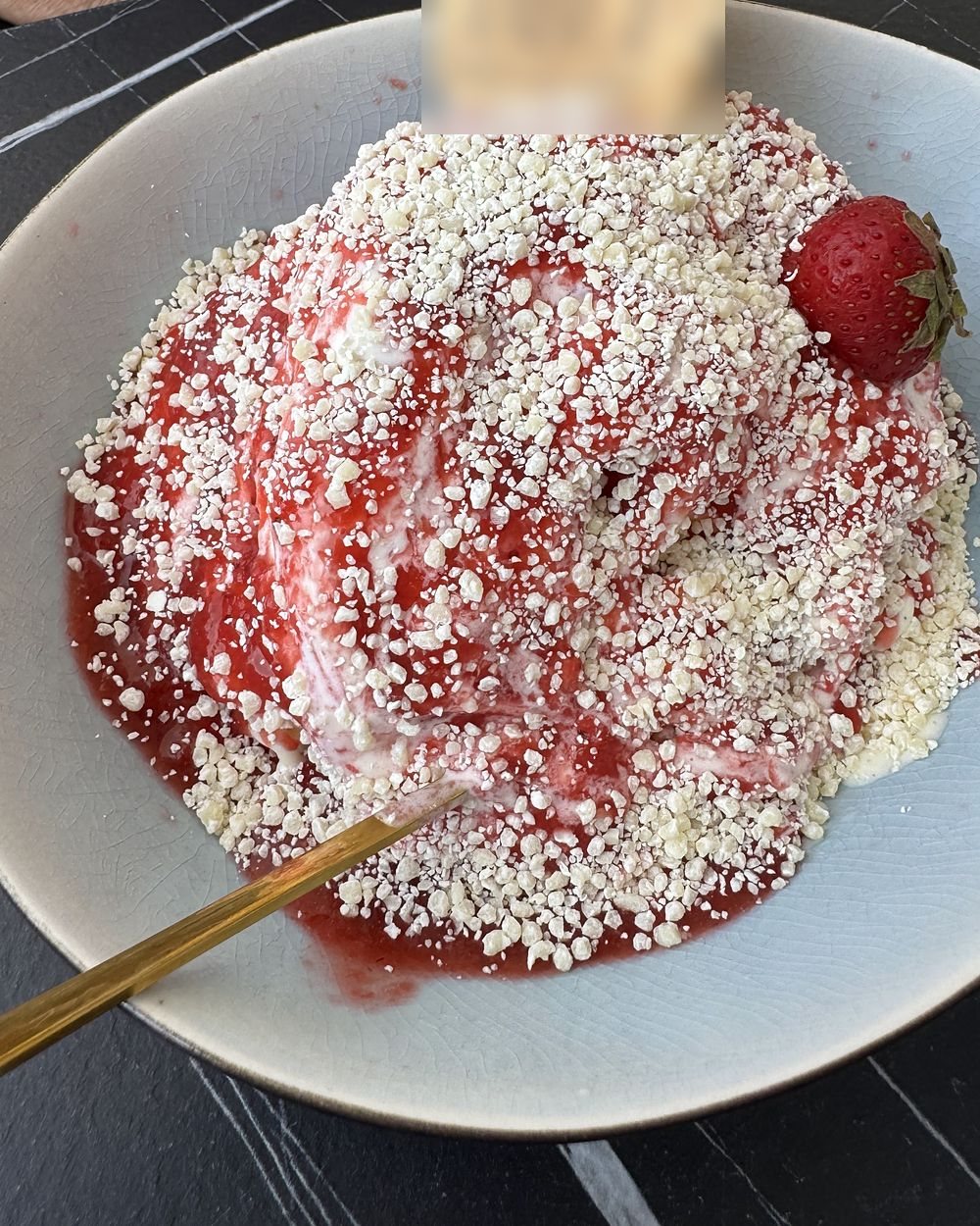 Spaghetti-Eis mit Erdbeersoße und Mustermann-Waffel