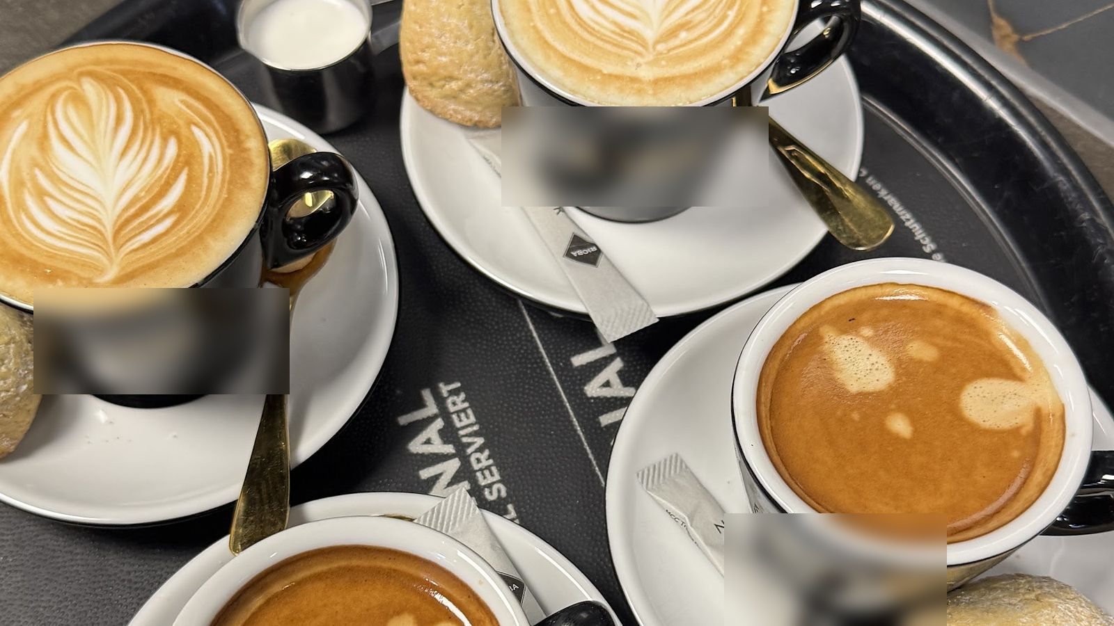Tablett mit Cappuccino und Espresso in Mustermann-Tassen