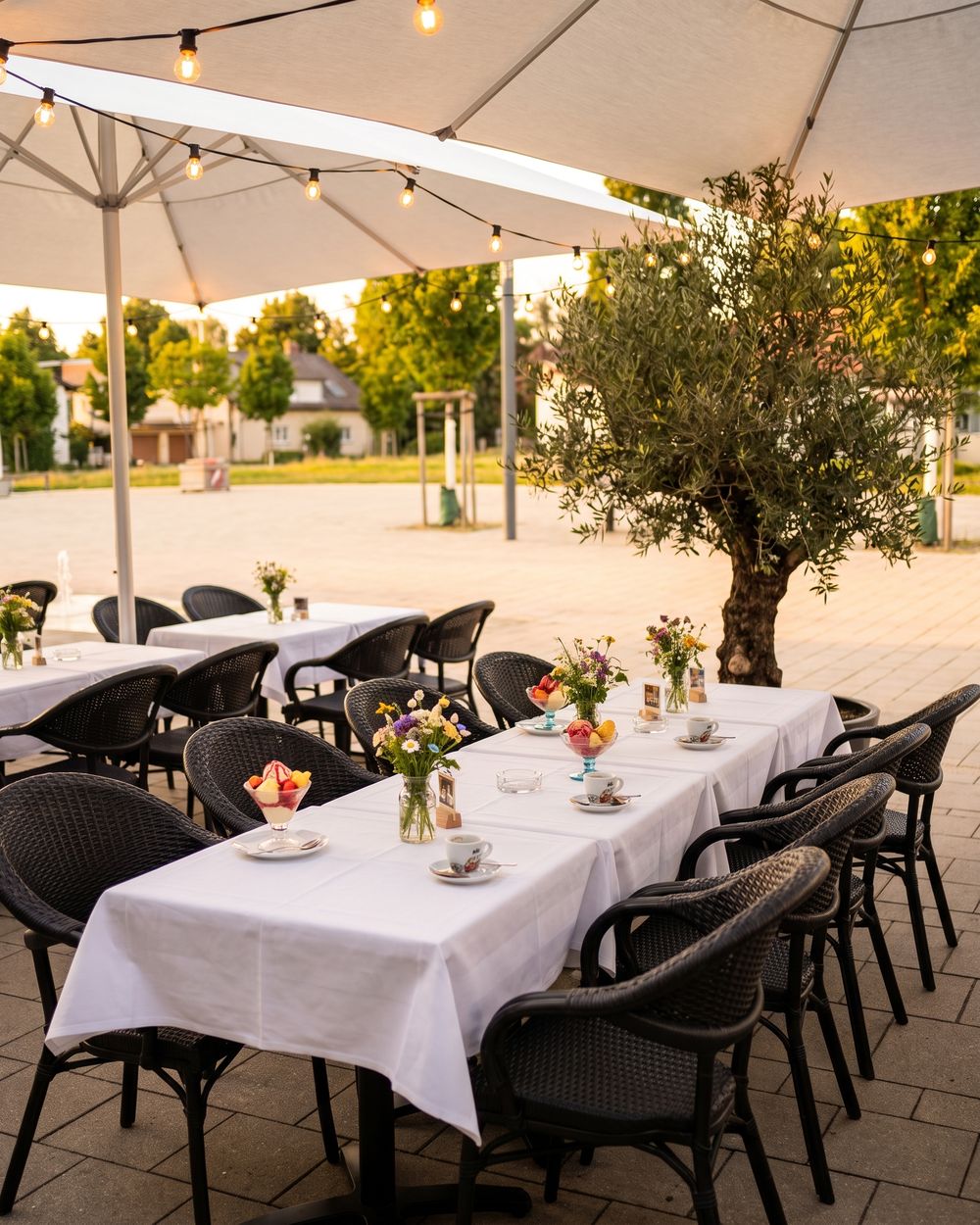 Festlich gedeckte Tafel auf der Terrasse von Mustermann am Abend