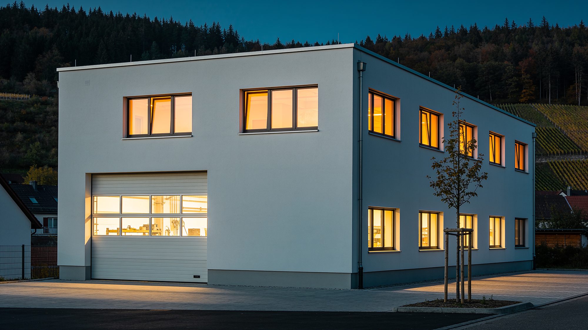 Betriebsgebäude und Werkstatt von Elektro Mustermann in Musterdorf