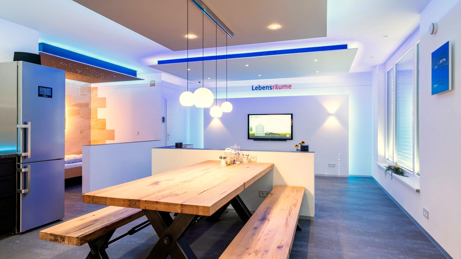 Küche und Essbereich in der Musterwohnung Lebensräume mit Lichtszenen