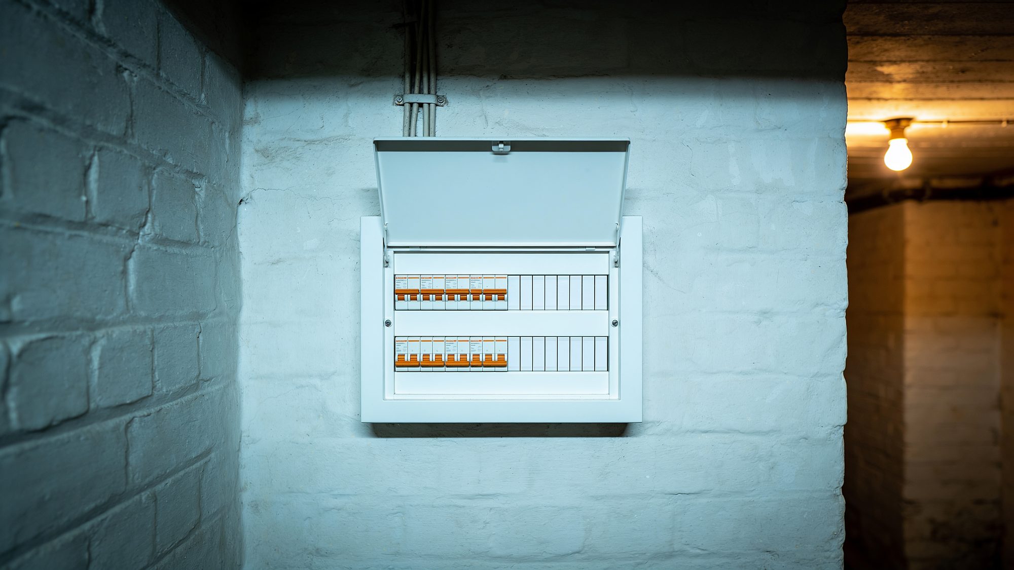 Neu aufgebaute Elektroverteilung mit beschrifteten Schutzschaltern