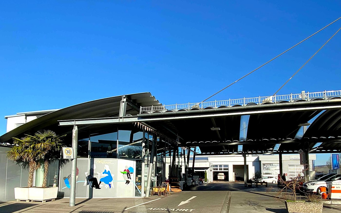Überdachte Tankstelle eines Autohauses