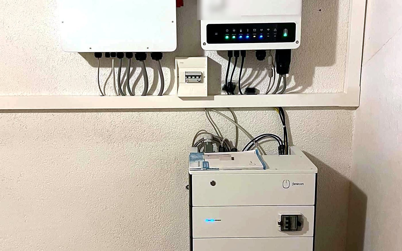 Wechselrichter und Batteriespeicher an einer Kellerwand