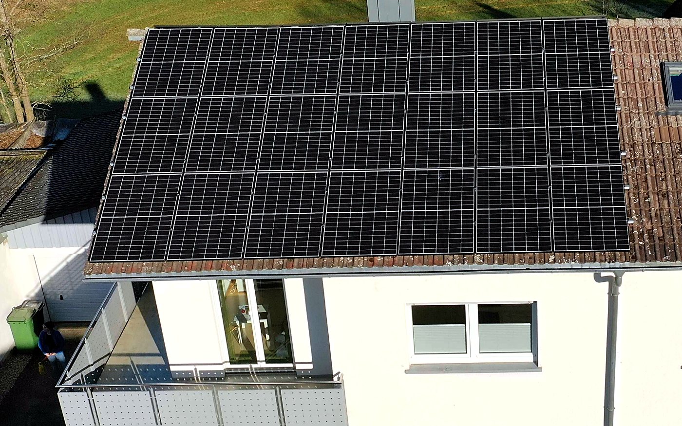 Wohnhaus mit ganzflächig belegtem Photovoltaikdach