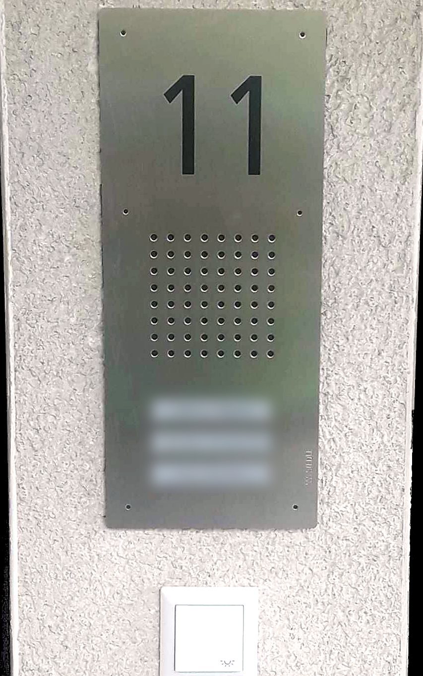 Neue Sprechanlage aus Edelstahl mit Hausnummer