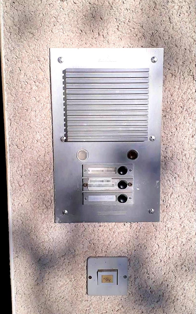 Alte Sprechanlage aus Aluminium an der Hauswand