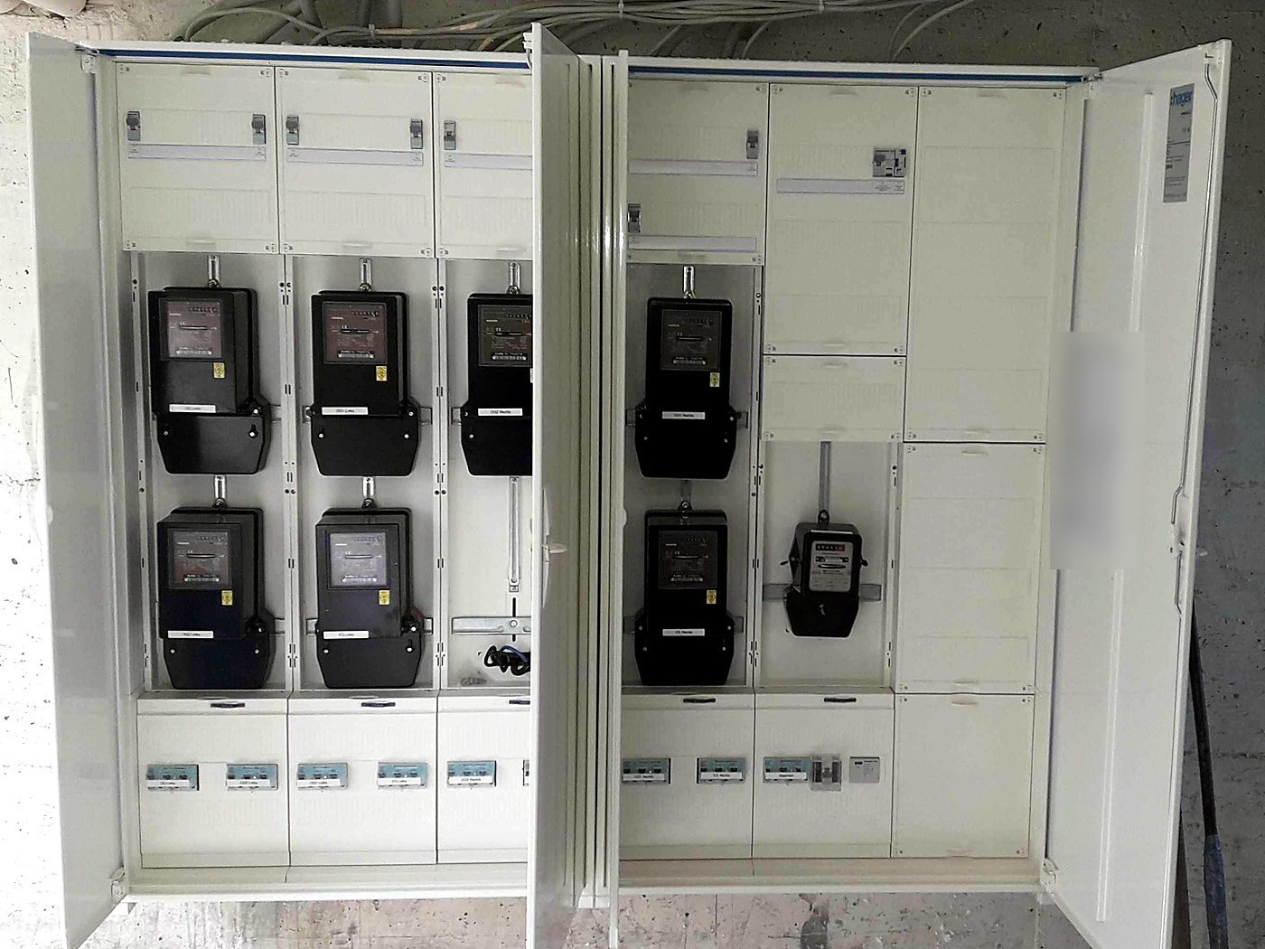 Neue Zähleranlage in geschlossenen Schränken