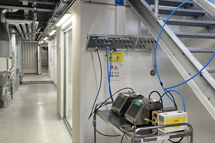 Technikraum mit Entstauberanlage und Messgerät