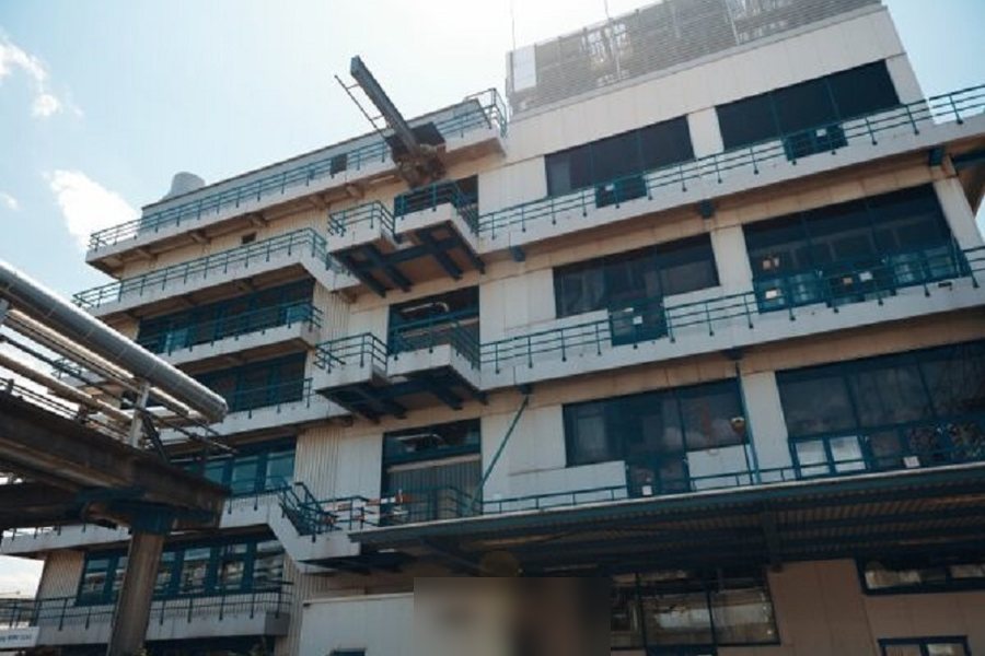 Produktionsgebäude mit Rohrbrücken bei Pharmakonzern
