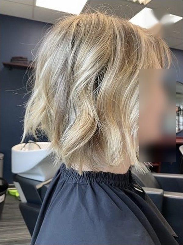 Kinnlanger Bob in hellem Blond mit lockeren Wellen