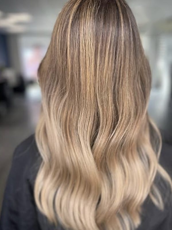 Lange Wellen mit Übergang von Braun zu Beigeblond