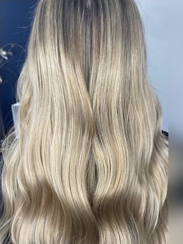 Lange Haare in Blond mit weichen Wellen in den Spitzen