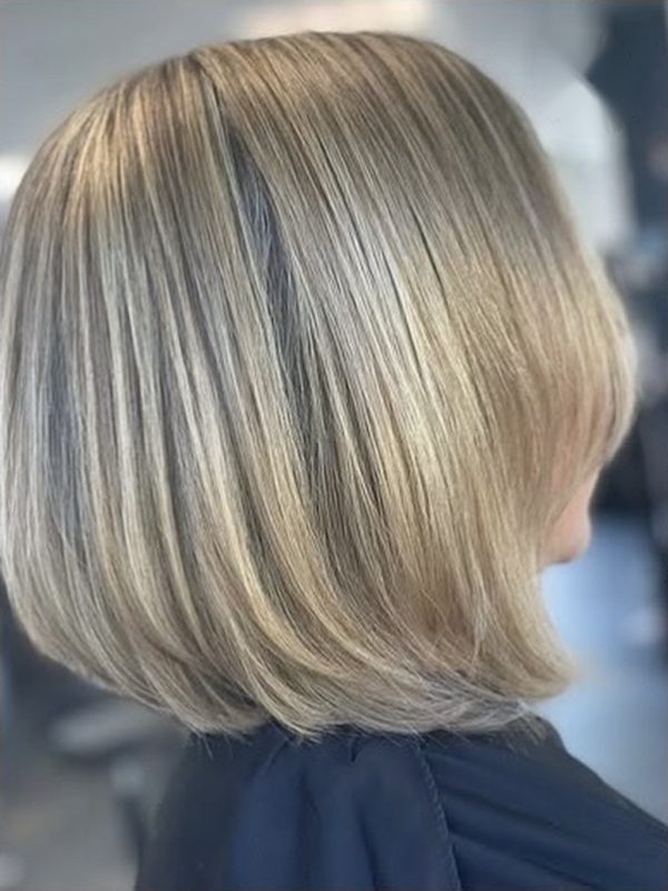 Glatter Bob in kühlem Blond