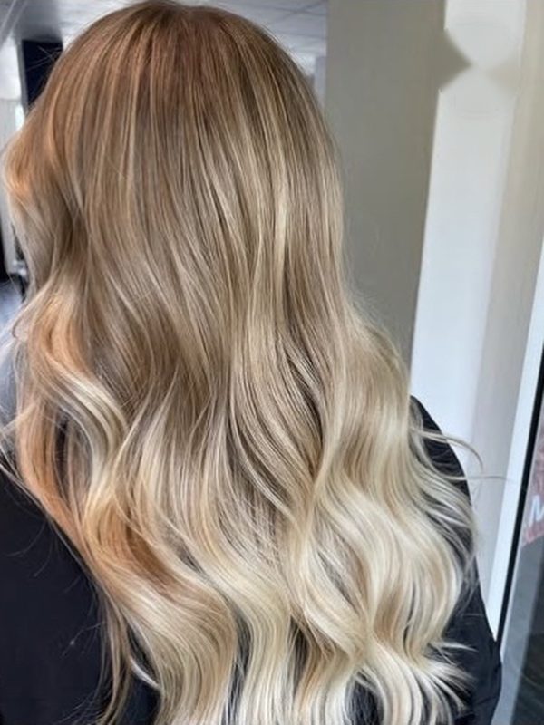 Lange Wellen mit Übergang von Hellbraun zu hellem Blond