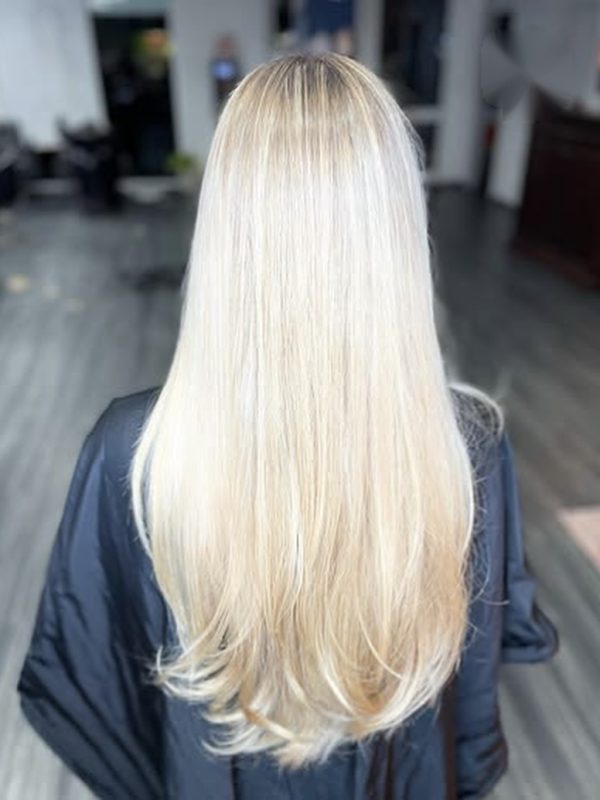 Lange glatte Haare in hellem Platinblond
