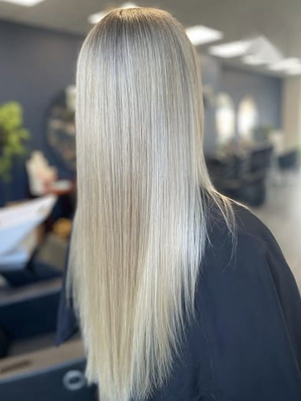 Lange glatte Haare in kühlem Silberblond
