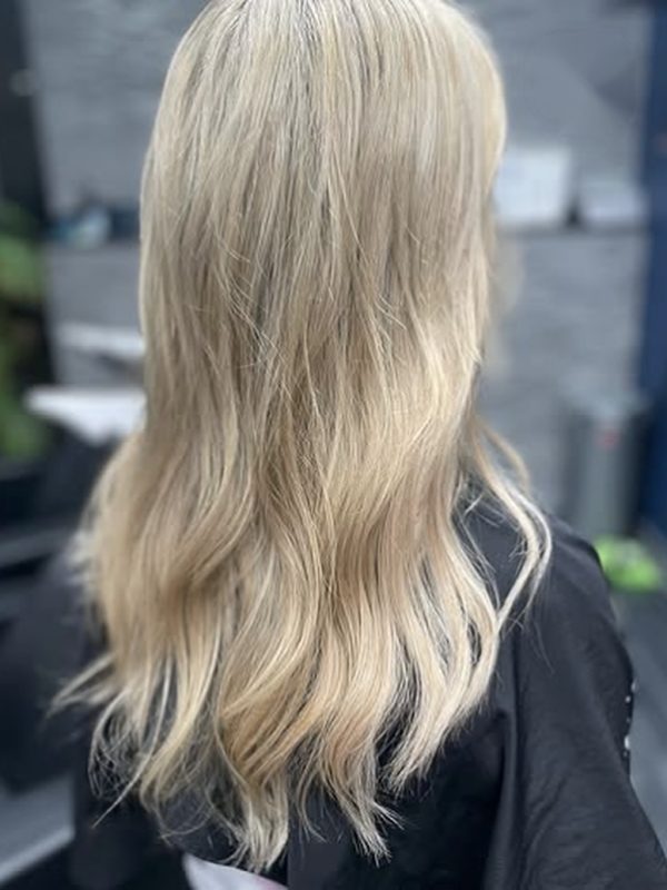 Lange Haare in hellem Blond mit lockeren Wellen