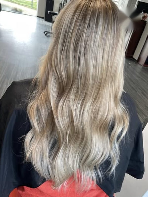 Lange Wellen in hellem Blond mit dunklerem Ansatz