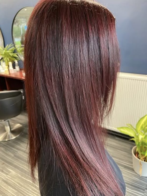 Lange glatte Haare in tiefem Rotbraun