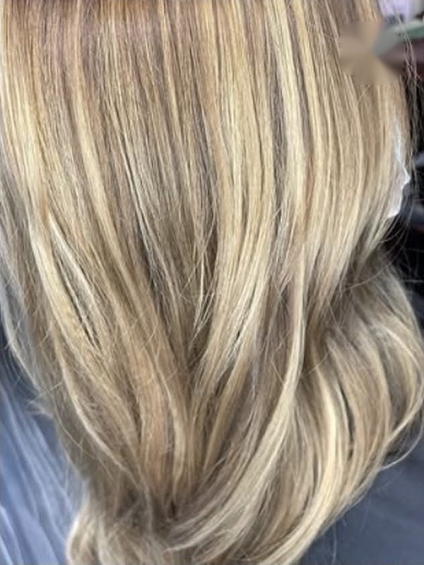 Lange Haare in Beigeblond mit hellen Strähnen