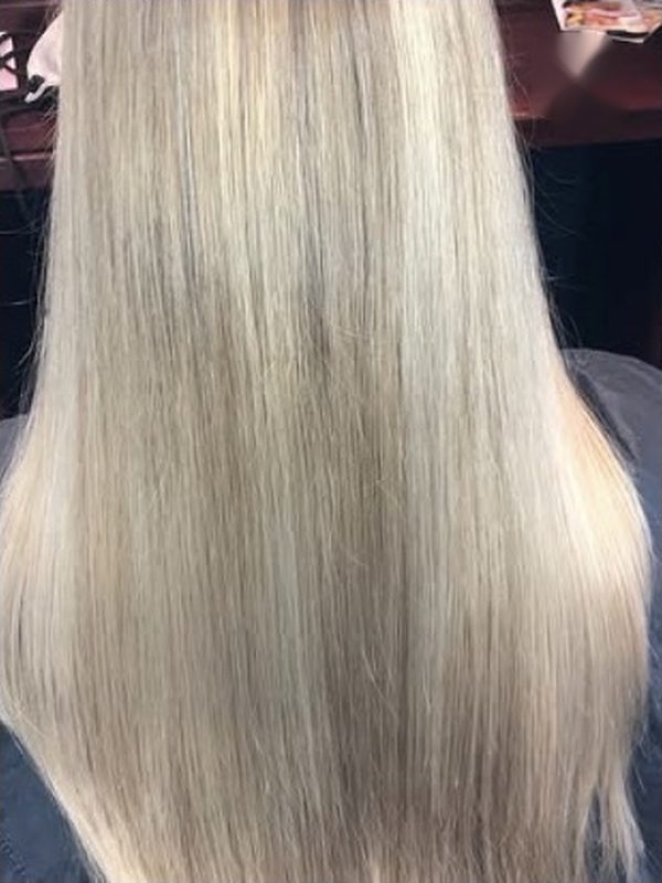 Lange glatte Haare in kühlem Silberblond