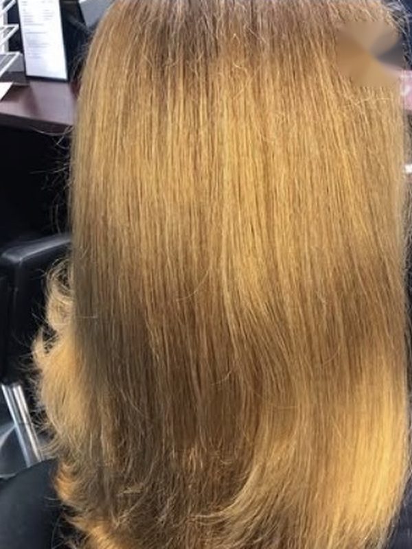 Glatte Haare in warmem Goldblond