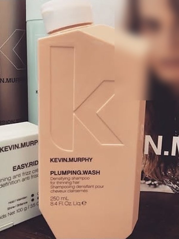Pfirsichfarbene Flasche PLUMPING.WASH, daneben EASY.RIDER