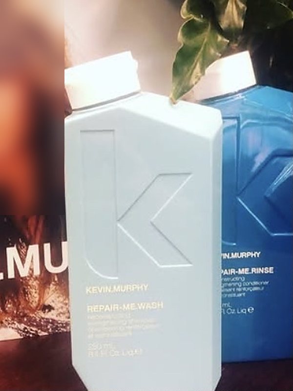 Hellblaue Flasche REPAIR-ME.WASH, dahinter REPAIR-ME.RINSE