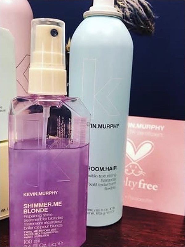Fliederfarbene Sprühflasche SHIMMER.ME BLONDE, dahinter BEDROOM.HAIR