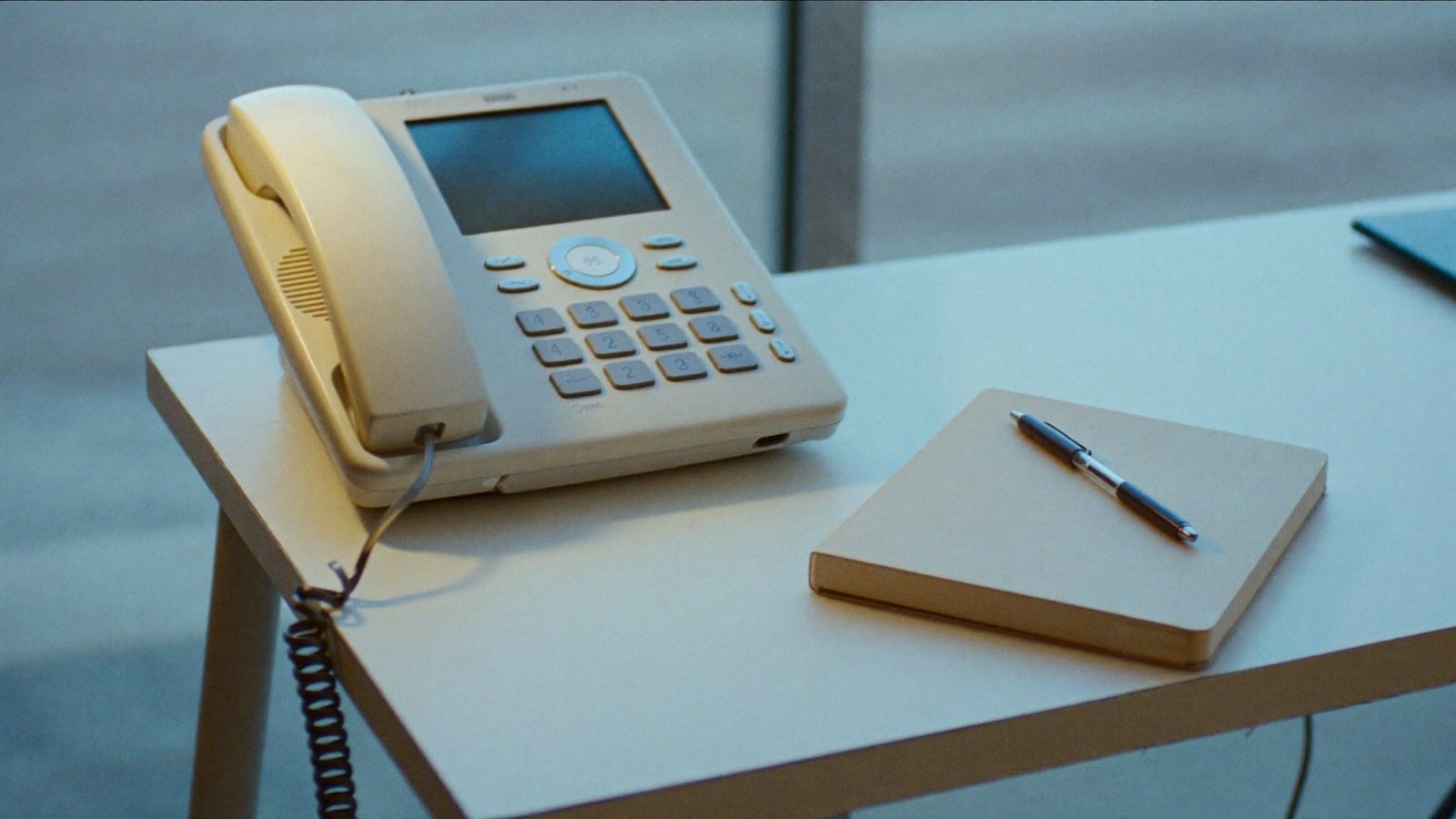 Telefon und Notizblock auf einem ruhigen Schreibtisch